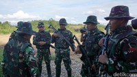 Penyelundupan memang menjadi kerawanan yang utama terjadi di sini. Komoditas favorit penyelundup adalah barang sembilan bahan pokok (sembako) seperti Daging ikan, ayam, sapi, hingga babi yang masuk lewat jalur tikus sampai 2,2 ton.