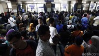 Warga antre panjang untuk membayar pajak kendaraan.