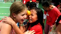 Perayaan momen Hari Kemerdekaan RI ke 72 mulai ramai. Anak-anak bule yang merupakan siswa Sekolah Dasar Jakarta Intercultural School (JIS) pun, ikut dalam perlombaan 17 Agustusan.