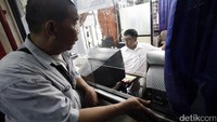 Seorang warga mengurus pajak kendaraannya.