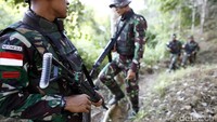 Patroli jalan tikus ini dipimpin langsung oleh Perwira Seksi Intelijen Satgas, Lettu Inf M Siregar melewati berbagai medan jalan yang tak biasa. Mulai dari jalan setapak, melintasi areal persawahan/ladang warga hingga hutan belantara lengkap tersaji sepanjang perjalanan sekitar kurang lebih 3 KM.
