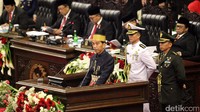Jokowi memakai baju adat Songkok Emas yang biasanya dipakai oleh bangsawan Makassar pada sidang tahunan 2017 (Foto: Lamhot Aritonang)