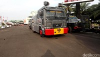 Water cannon juga disiagakan.