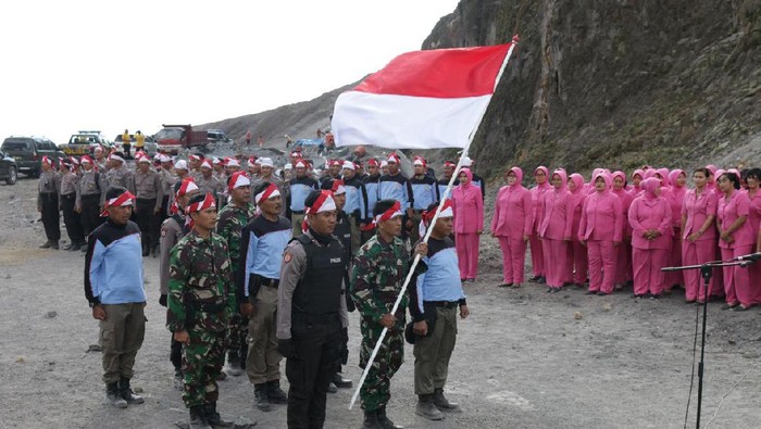 Saat Bendera Merah Putih Berkibar di Puncak Gunung Kelud