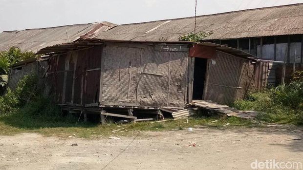 Polisi Bedah Rumah Nenek yang Sakit Lumpuh di Cilincing