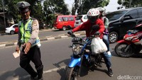 Polisi menggelar razia kendaraan di Jalan Raya Bogor, Jakarta, Rabu (16/8/2017). 