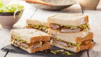 Katsu-sando khas Jepang terbuat dari daging yang dibalut tepung roti dan digoreng kering. Diapit roti tawar dan diberi isian salad kol dan mayonnaise. Foto: Istimewa