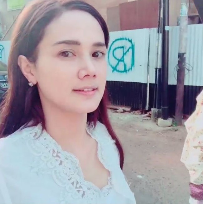 Saat akan berangkat Salat Ied ke masjid, Mulan memamerkan wajahnya tanpa makeup. Wajahnya tampak bersih dan putih. Foto: Dok. Instagram Mulan Jameela