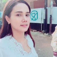 Saat akan berangkat Salat Ied ke masjid, Mulan memamerkan wajahnya tanpa makeup. Wajahnya tampak bersih dan putih. Foto: Dok. Instagram Mulan Jameela