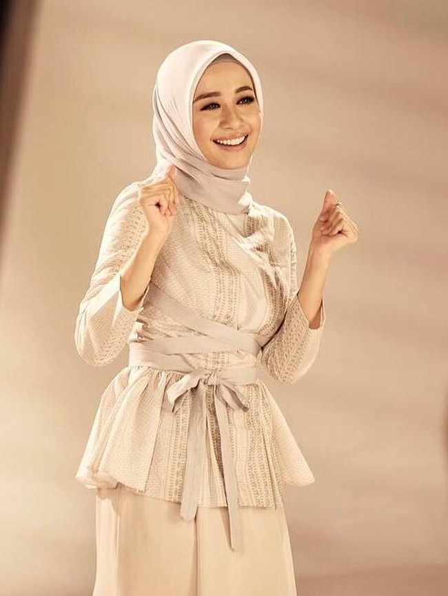 Foto candid Laudya Cynthia Bella tetap membuat si calon pengantin terlihat cantik. Setelan celana palazzo dan atasan dengan model kimono membuat gaya hijab Laudya Cynthia Bella terlihat stylish. (Foto: Dok. Instagram)