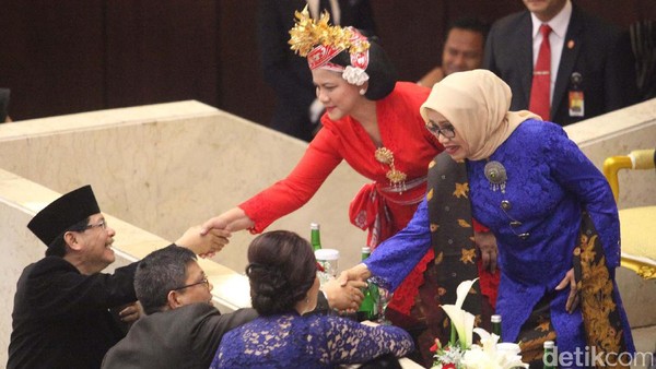 Foto: Cantiknya Bu Iriana Jadi Wanita Bali, Bu Mufidah Berkebaya
