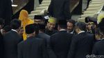 Foto: Saat Jokowi Diserbu Ajakan Selfie Anggota Dewan