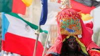 Ada beberapa orang yang akan ditunjuk sebagai pemuja. Saat ritual, para pemuja akan ikut menari menuju kuil dengan bendera dan pakaian adat yang warna-warni (Akintunde Akinleye/Reuters)