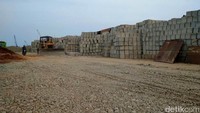 Saat ini masih dilakukan proses pemancangan pembetonan dan penimbunan.
