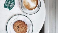 Tidak hanya desainnya yang cantik, sajian makanan di Ralphs Coffee juga tak kalah cantik. Buktinya, foto ini menunjukkan Anda bisa menenangkan diri sambil menikmati secangkir coffee latte dan cookies. Ralphs Coffee adalah kafe yang berada di lantai dua toko Ralph Lauren. (Foto: Istimewa)