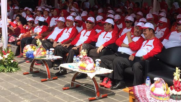 Djarot dan Try terlihat berbincang-bincang.