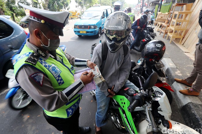 Direktorat Lalu Lintas (Dirlantas) gencar melakukan razia kendaraan yang STNK-nya mati atau belum membayar pajak di Jalan Raya Bogor, Jakarta, Rabu (16/8/2017). Razia itu untuk menekan angka penunggak pajak kendaraan.