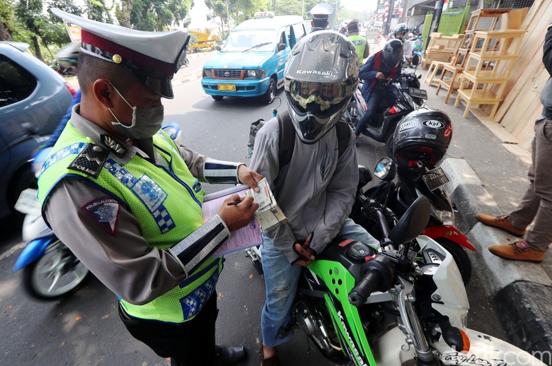 Polisi Gencar Gelar Razia STNK Mati Direktorat Lalu Lintas (Dirlantas) gencar melakukan razia kendaraan yang STNK-nya mati atau belum membayar pajak di Jalan Raya Bogor, Jakarta, Rabu (16/8/2017). Razia itu untuk menekan angka penunggak pajak kendaraan.