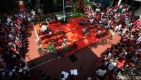 Ratusan siswa bersama dengan pengajar di sini pun terlihat seru dan ramai.