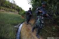 Tentara berpatroli di jalur tikus.