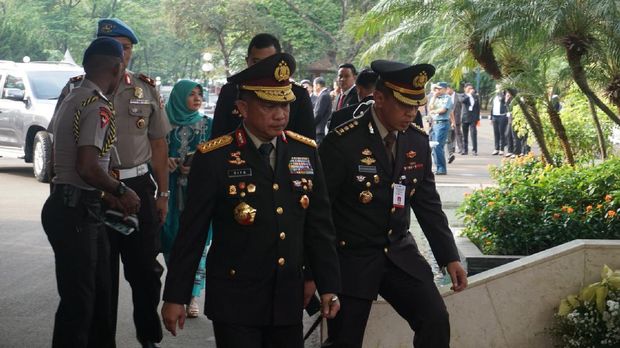 Kapolri menuju ruang sidang paripurna.