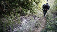 Kami berusaha menaiki bukit berlumpur licin tersebut yang di atasnya sudah terdapat jalan agregat (JIPP) Jalan Inspeksi Patroli Perbatasan yang memang terletak tak jauh dari teritorial Malaysia.
