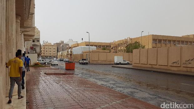 Hujan Mengguyur Madinah, Suhu Panas Turun