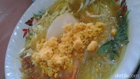 Soto Lamongan memakai ayam suwir berkuah kuning dengan ciri khas taburan koya yang gurih enak.Foto: detikfood