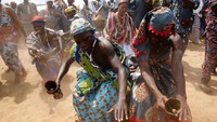 Voodoo kini dianggap sebagai suatu ritual kebudayaan, daripada keagamaan. Festival Voodoo ini mendatangkan wisatawan yang penasaran akan ritual di acara tersebut. (Akintunde Akinleye/Reuters)