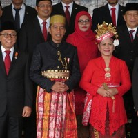 Sehari sebelumnya di Sidang Tahunan MPR, kebaya khas Bali membungkus tubuh Iriana. Ia tampak mengenakan bunga gonjer emas di atas kepalanya, sementara kain tenun Bali melengkapi busananya. Foto: Jokowi-JK pakai baju adat. (Andhika Prasetia/detikcom)