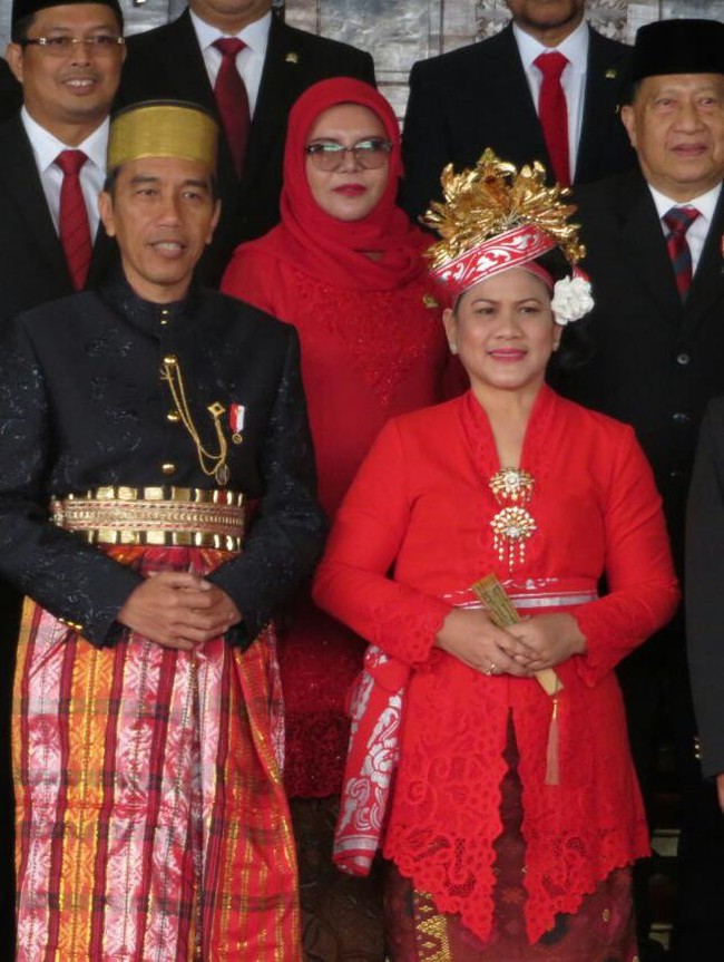 Sehari sebelumnya di Sidang Tahunan MPR, kebaya khas Bali membungkus tubuh Iriana. Ia tampak mengenakan bunga gonjer emas di atas kepalanya, sementara kain tenun Bali melengkapi busananya. Foto: Jokowi-JK pakai baju adat. (Andhika Prasetia/detikcom)