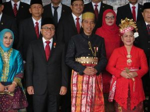 Foto: Jokowi Pakai Baju Adat Bugis, Iriana Cantik Jadi Wanita Bali