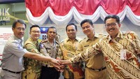 Meskipun pembayaran sudah dapat dilakukan via e-Samsat melalui ATM Bank DKI, sebagai alternatif lain gerai Samsat kini ada di Mal. Peresmian itu dilakukan, Selasa (15/8/2017) guna memudahkan para wajib pajak untuk melakukan pembayaran pajak kendaraan bermotornya. Foto: dok. Samsat DKI