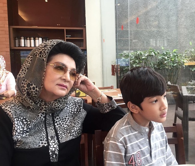Oma Farida juga memiliki tampilan khas dengan sering memakai kacamata dan selendang yang menutupi sebagian rambutnya. Foto: Dok. Instagram