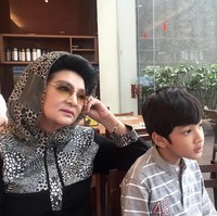 Oma Farida juga memiliki tampilan khas dengan sering memakai kacamata dan selendang yang menutupi sebagian rambutnya. Foto: Dok. Instagram