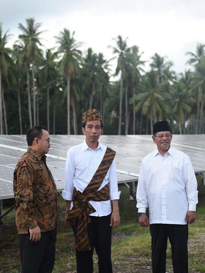 Foto 10 Gaya Presiden Jokowi Pakai Baju Daerah Indonesia Banget Halaman 10