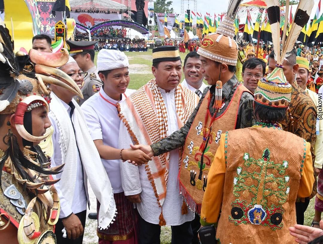 Fashion Jokowi Jokowi pakai baju Raja Dayak