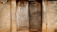 Ritual ini akan berlangsung di Ouidah, di depan Gate of Return. Ouidah dulunya adalah pos perdagangan budak. Tujuanya adalah mengenang para budak yang diperdagangkan dan kehilangan tanah air (Akintunde Akinleye/Reuters)