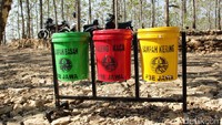 Sejumlah fasilitas pendukung pun sudah dapat ditemui di Bukit Panguk. Mulai dari toilet, tempat sampah hingga warung makan sudah tersedia (Randy/detikTravel)