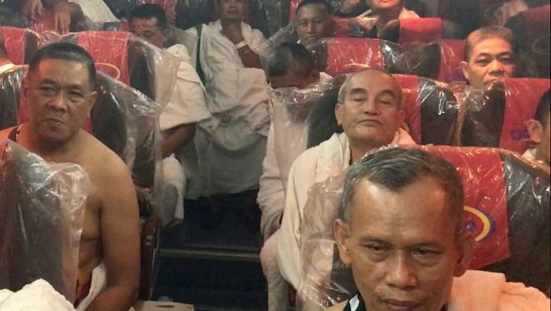 Bus berkapasitas 49 tempat duduk ini mengangkut jemaah dari Bandara Jeddah menuju Kota Mekah