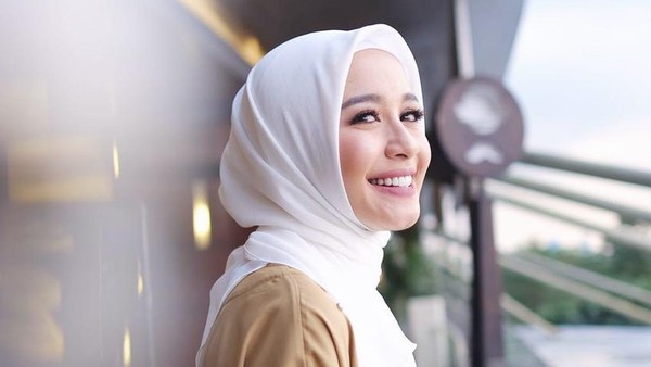 Foto: 15 Gaya Hijab Laudya Cynthia Bella, Calon Pengantin yang Makin Cantik