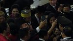 Foto: Saat Jokowi Diserbu Ajakan Selfie Anggota Dewan