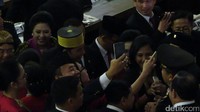 Beberapa anggota lalu mengajak Jokowi berfoto. Ada yang mengajak selfie, ada juga yang difotokan teman sesama anggota dewan. (Foto: Gibran Maulana Ibrahim/detikcom)