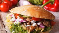 Doner kebab sangat populer di Turki. Berupa sandwich yang dibalut isian daging seperti daging domba, kambing, sapi, atau ayam. Foto: Istimewa