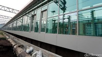 Kapasitas stasiun kereta bandara dapat menampung hingga 3.500 penumpang, terdiri dari kapasitas peron sebanyak 2.000 penumpang dan kapasitas daya tampung di bangunan sebanyak 1.500 penumpang.