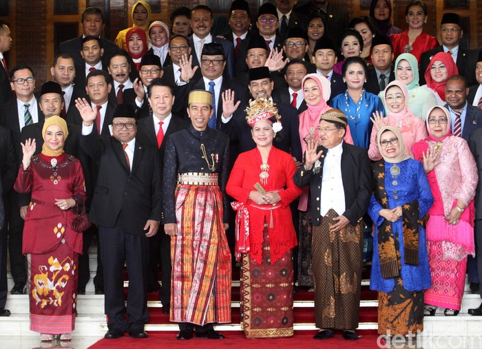 Usai Sidang, Jokowi dan Pimpinan DPR-DPD Foto Bersama Sidang tahunan bersama antara DPR dan DPD selesai digelar. Usai sidang, Presiden Joko Widodo dan Wapres Jusuf Kalla foto bersama dengan pimpinan.