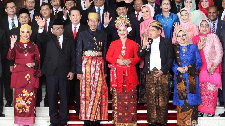 Makna Positif di Balik Aksi Jokowi-JK Bertukar Pakaian Adat Makna Positif di Balik Aksi Jokowi-JK Bertukar Pakaian Adat