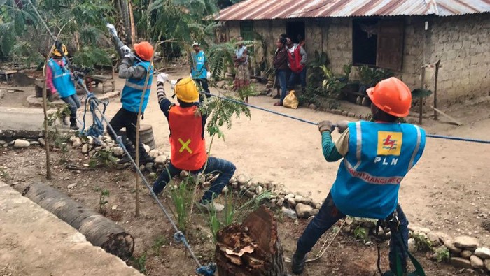 Cuaca ekstrim baik panas kering, hujan badai dan kondisi geografis yang sulit tidak membuat gentar PLN untuk melistriki daerah perbatasan Indonesia-Timor Leste. Begini perjuangannya.