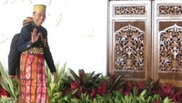 Jokowi mengenakan baju adat Bugis lengkap dengan sarung tenunnya di Sidang Tahunan MPR tahun ini. Foto: Presiden Jokowi pakai Baju Bugis. (Andhika Prasetia/detikcom).