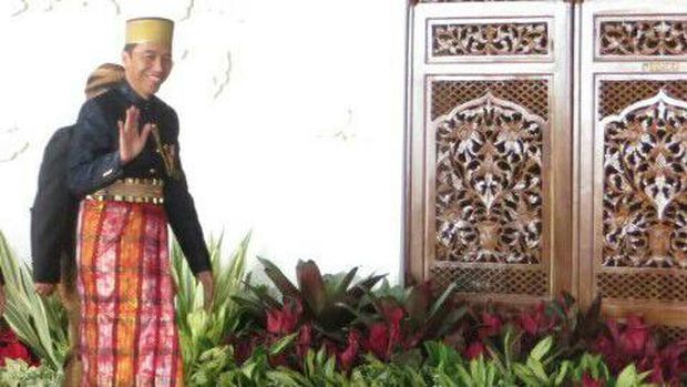 Jokowi Kembali Bungkukkan Badan ke Anggota Dewan di Sidang Tahunan